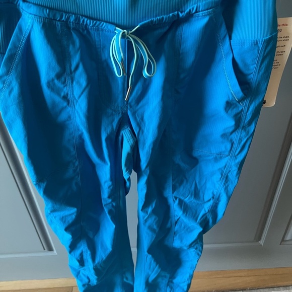 NWT Lululemon Athletica Turquoise Capris Slim-Fit Tailored Size 4 women’s - Picture 13 of 16